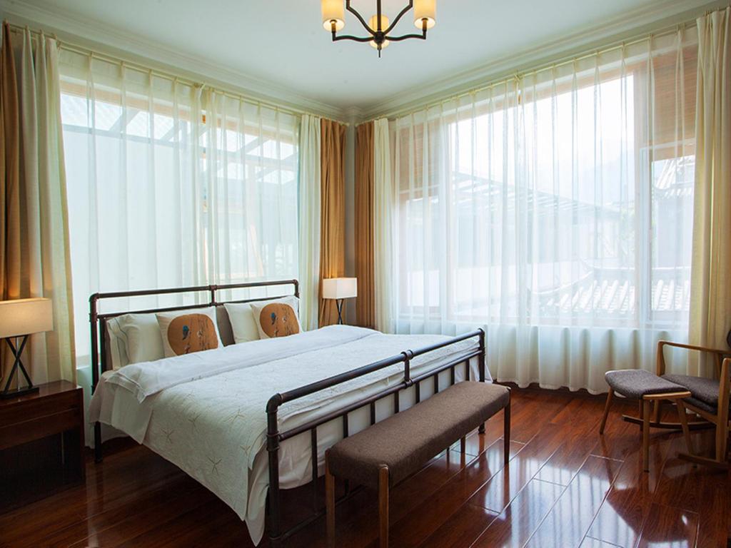 Postel nebo postele na pokoji v ubytování Dali Yunxi Boutique Inn