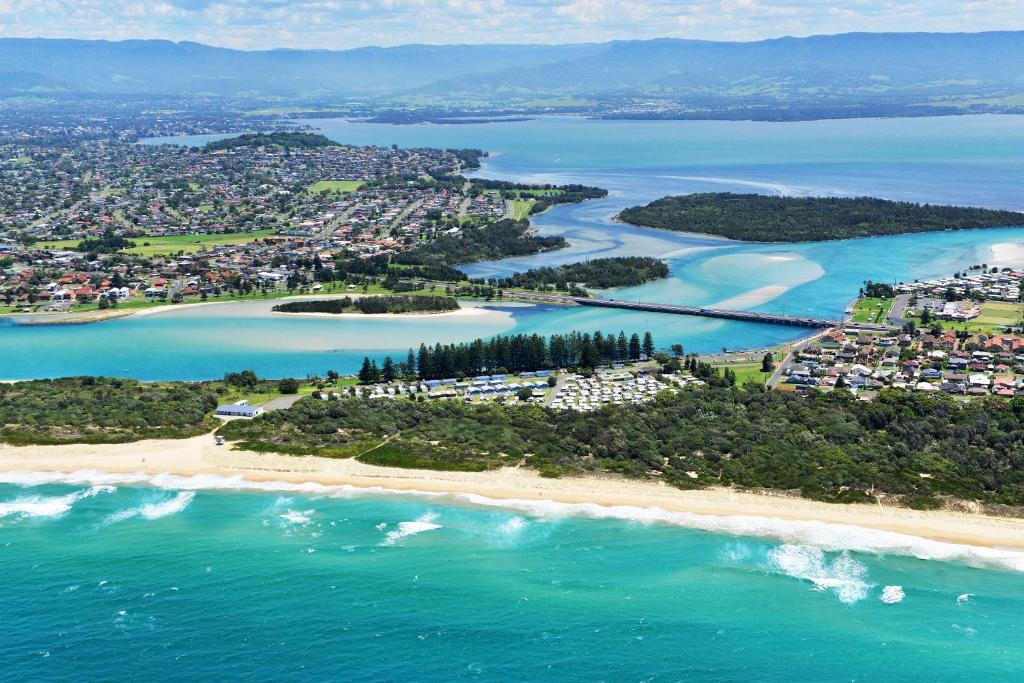 an aerial view of a beach and the ocean at Windang Tourist Park in Windang
