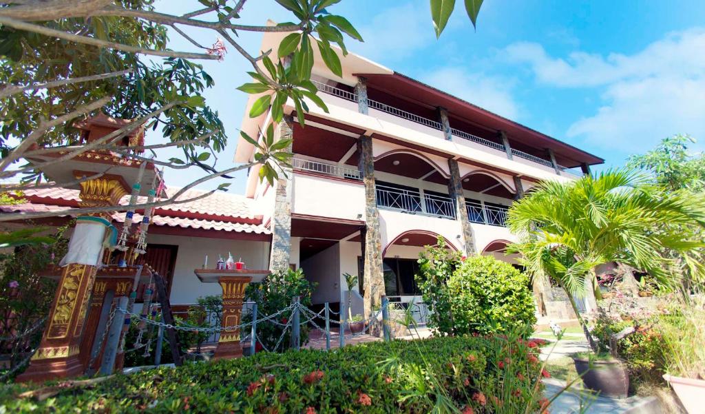 查汶的住宿－蓮花友好酒店，一座棕榈树建筑