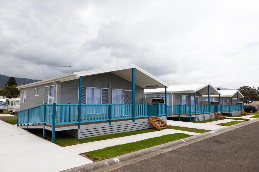 Bulli Beach Tourist Park - Three-Bedroom Deluxe Six Berth Cabin