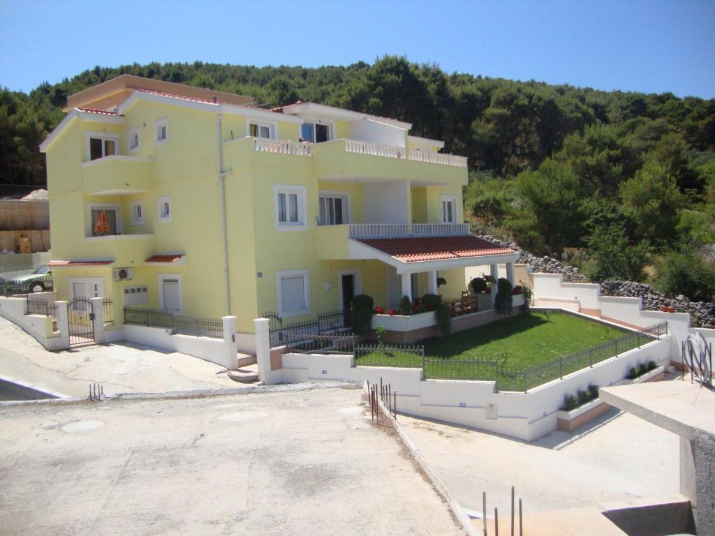a large yellow house with a large yard at Vila Ana Mirela in Slatine
