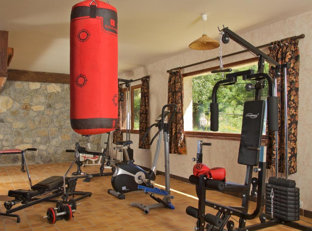 Fitness centrum a/nebo fitness zařízení v ubytování Boustigue Hotel
