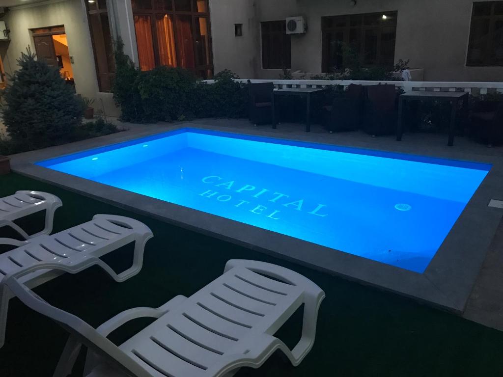 Bazén v ubytování Capital Hotel nebo v jeho okolí