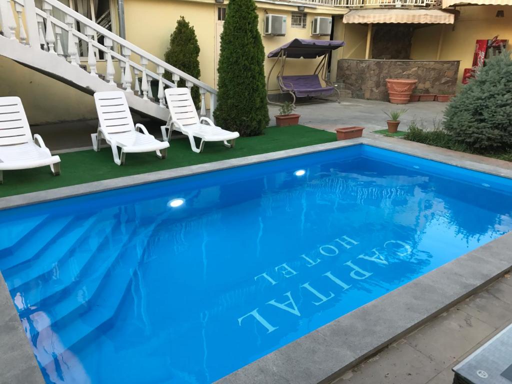 Bazén v ubytování Capital Hotel nebo v jeho okolí