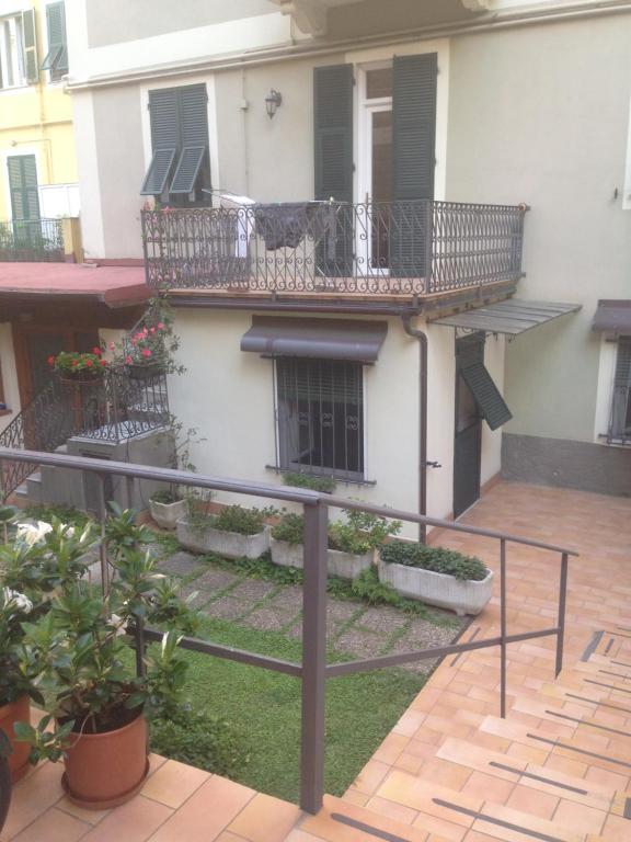 balkon domu z patio w obiekcie The Green Carpet w mieście La Spezia