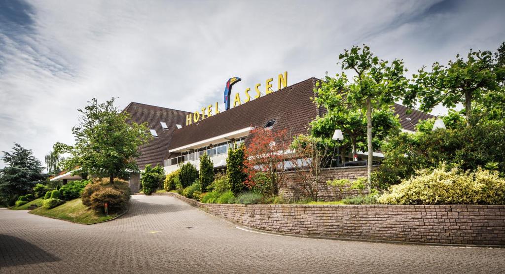 um edifício com um sinal em cima em Van der Valk Hotel Assen em Assen