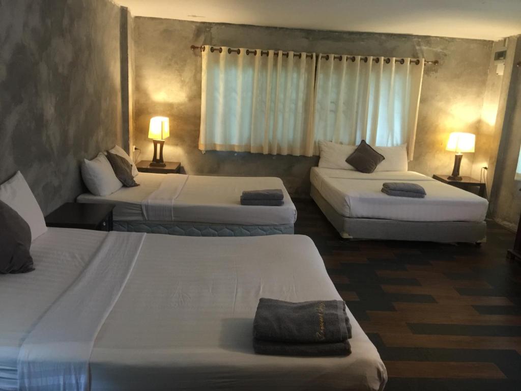 Letto o letti in una camera di Crescent Bay Resort