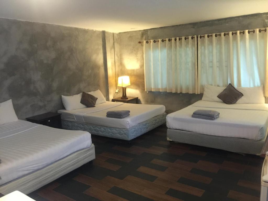 Letto o letti in una camera di Crescent Bay Resort