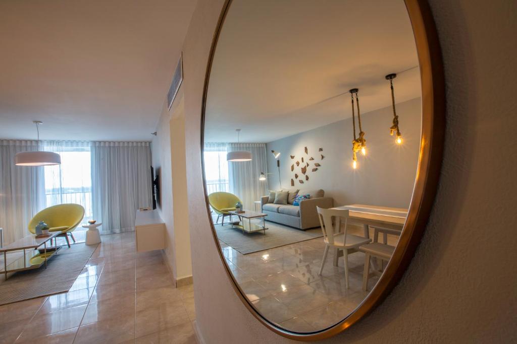 Posezení v ubytování OCEAN VIEW DELUXE SUITE: PVT. BEACH & POOL