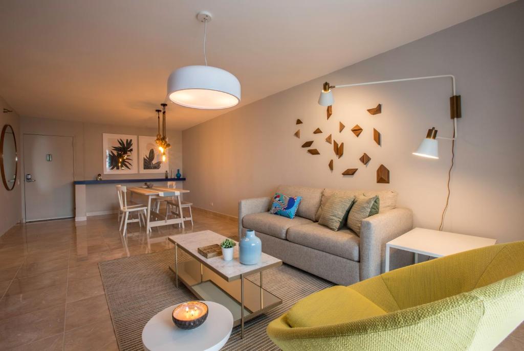 Posezení v ubytování OCEAN VIEW DELUXE SUITE: PVT. BEACH & POOL