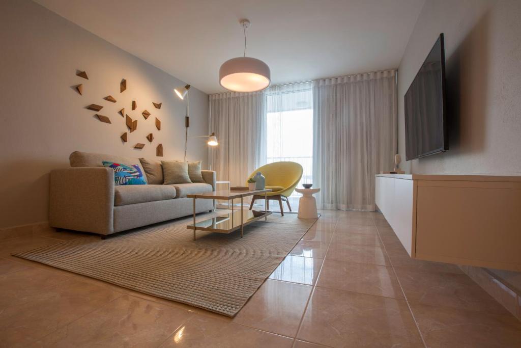 Posezení v ubytování OCEAN VIEW DELUXE SUITE: PVT. BEACH & POOL