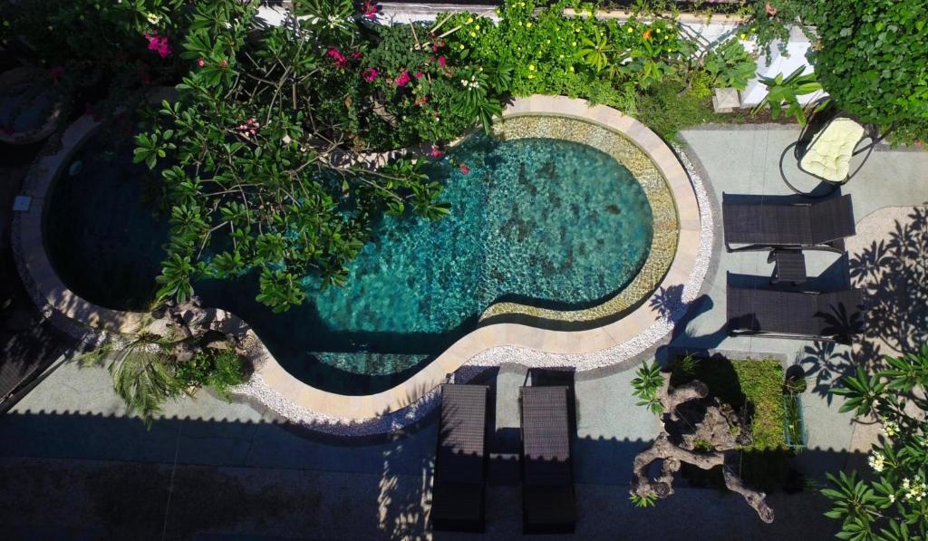an overhead view of a swimming pool with plants at Kalua Boutique Bungalows in Gili Trawangan