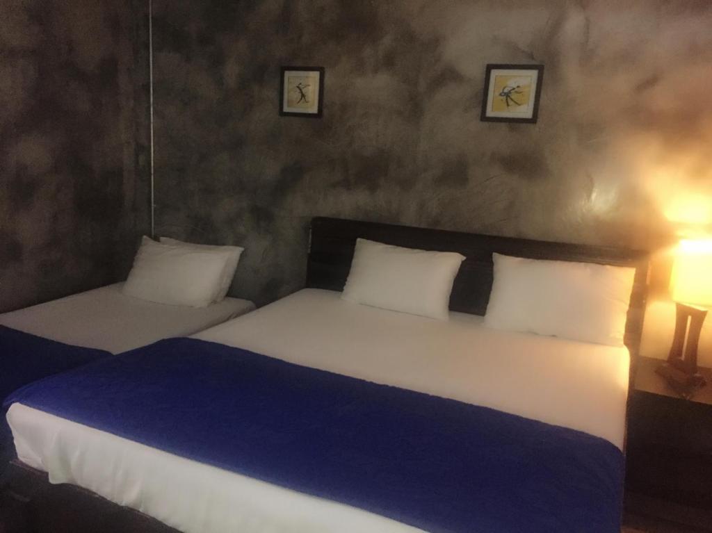 Letto o letti in una camera di Crescent Bay Resort