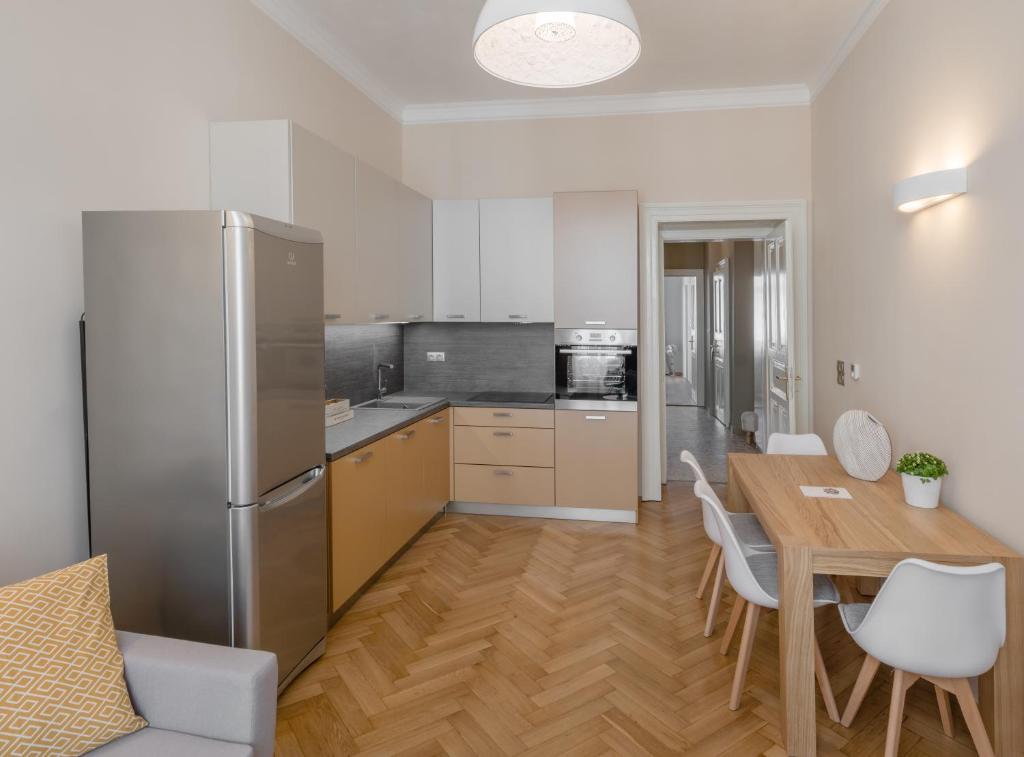Kuchnia lub aneks kuchenny w obiekcie Mordecai 12 Apartments by Adrez