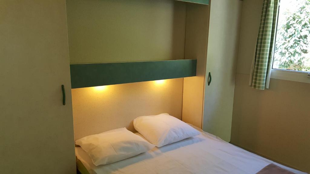 Postel nebo postele na pokoji v ubytování Camping Le Rey