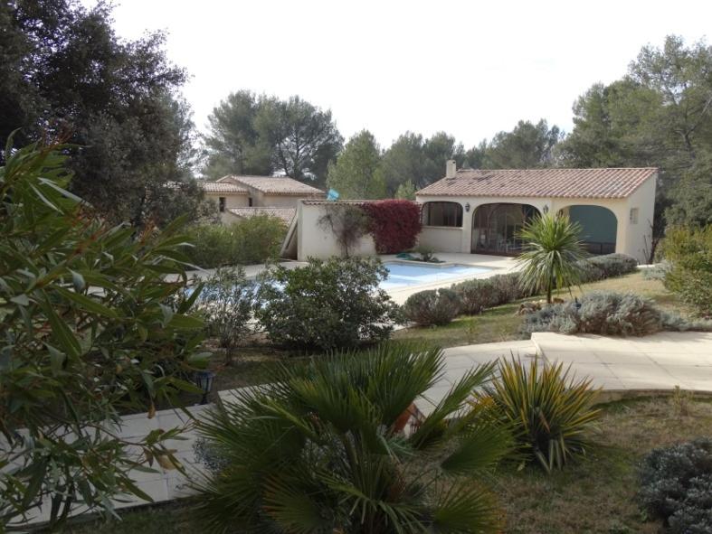 a house with a garden and a driveway at L&#39;Oustau de Bigatié in Lambesc