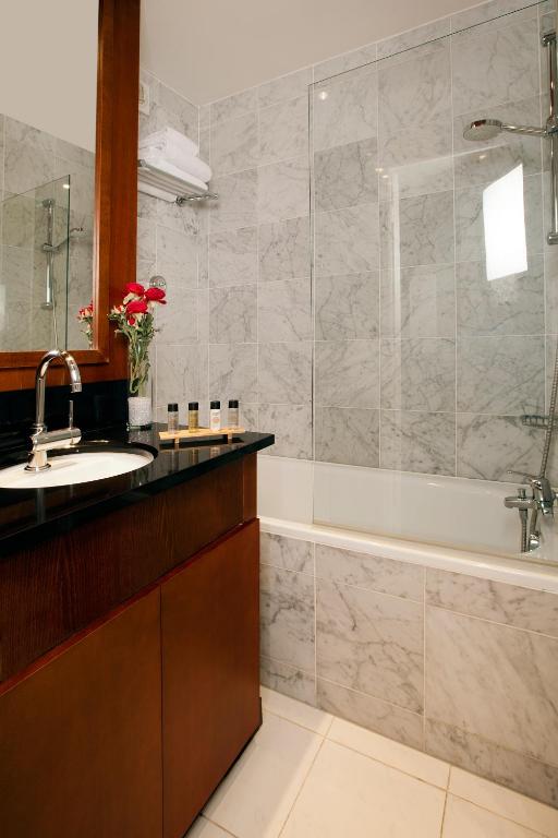 Salle de bains dans l'établissement Residhome Val d'Europe