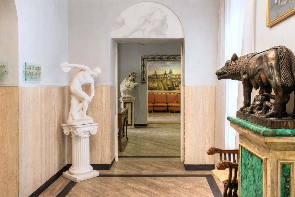 Un museo con la statua di una donna su un piedistallo di Hotel Museum a Roma