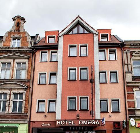 um edifício alto com um hotel em cima em Hotel Omega em Ostrów Wielkopolski