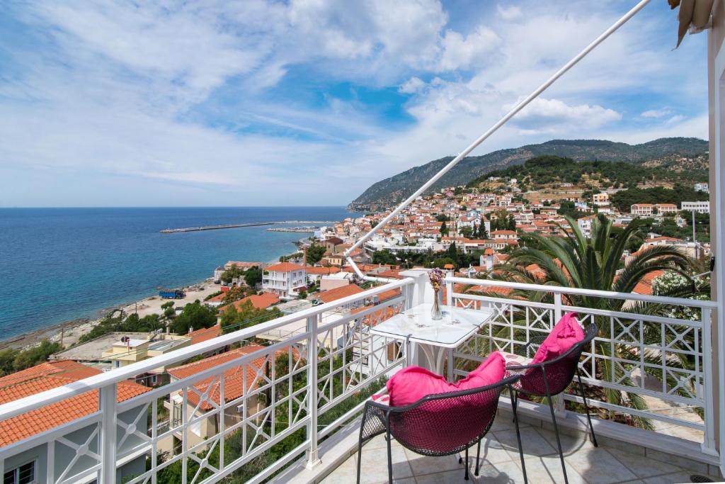 balcón con 2 sillas y vistas al océano en Maria Plomari Apartments, en Plomari