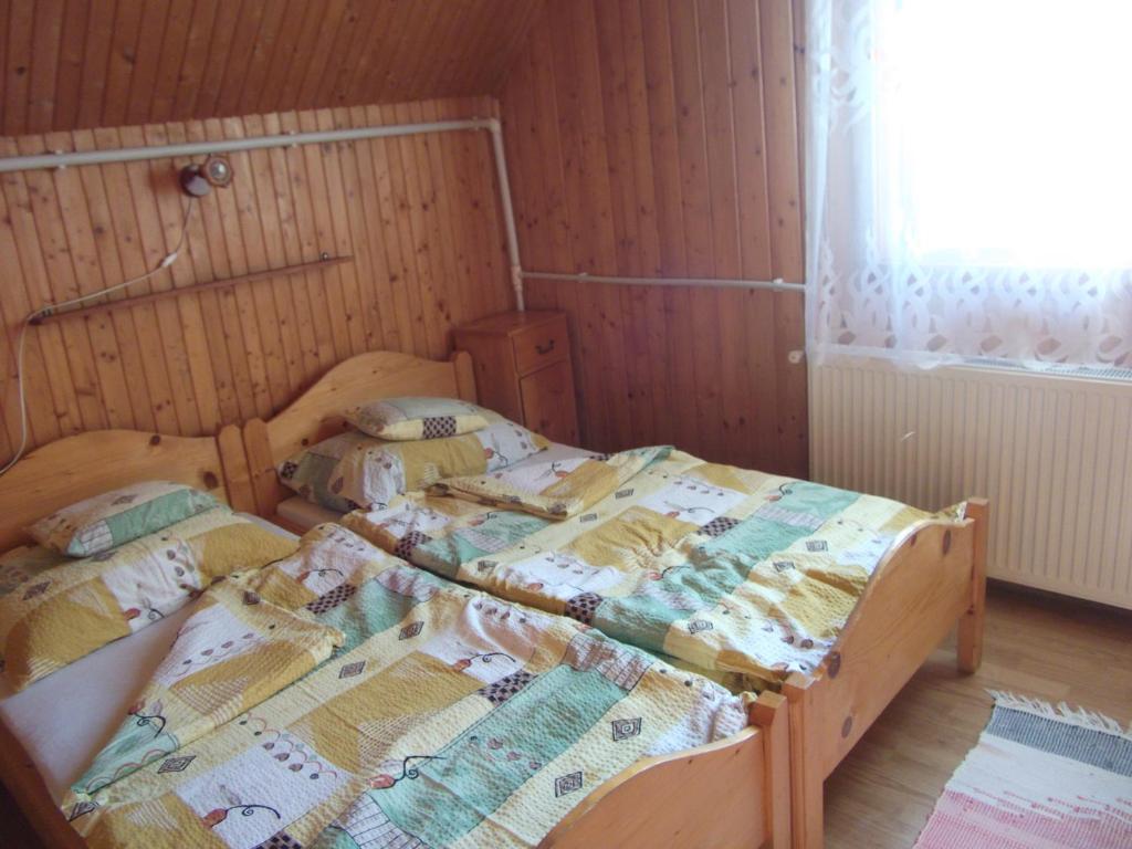 เตียงในห้องที่ Any Kulcsosház