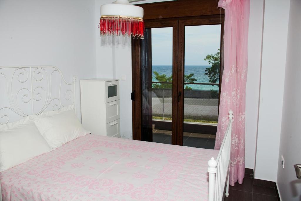 Postel nebo postele na pokoji v ubytování Sea view appartment in Geoponika