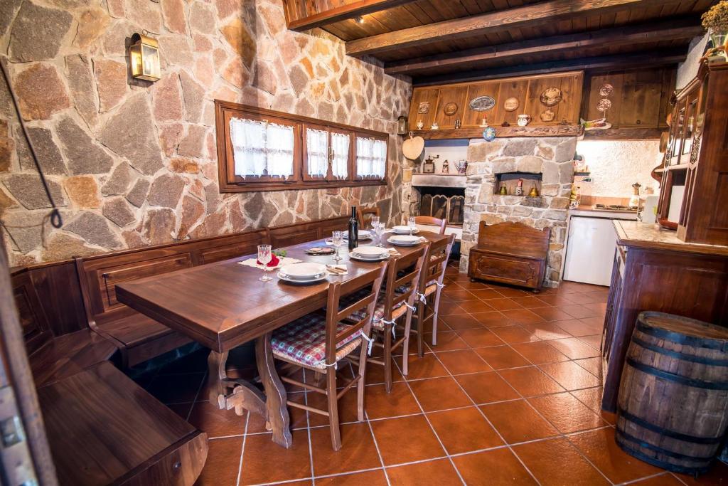 una sala da pranzo con tavolo e parete in pietra di casa villa a Gorizia