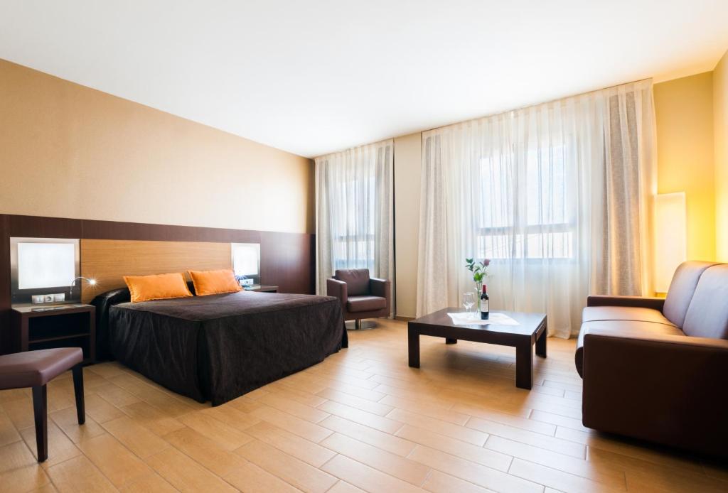 En eller flere senger på et rom på Hotel Ciudad de Alcañiz
