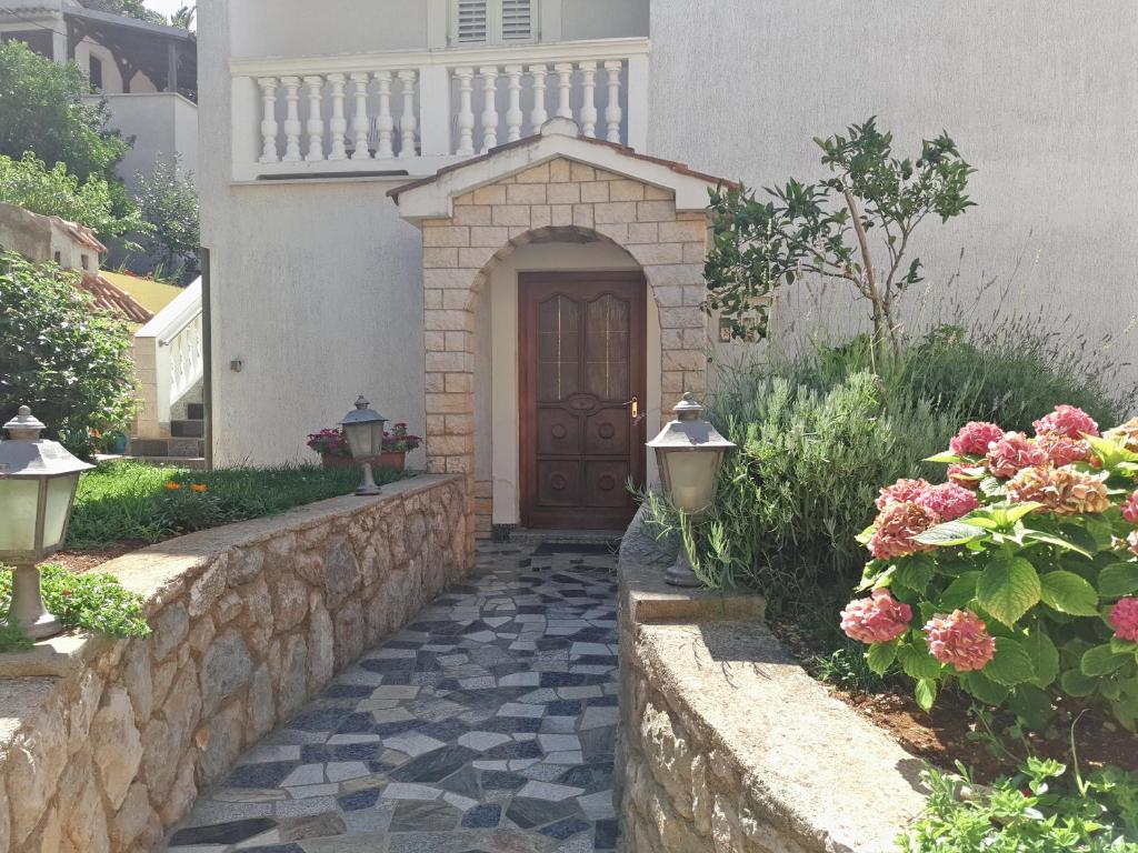 drzwi wejściowe domu z kamiennym chodnikiem w obiekcie Lavanda w miejscowości Mali Lošinj