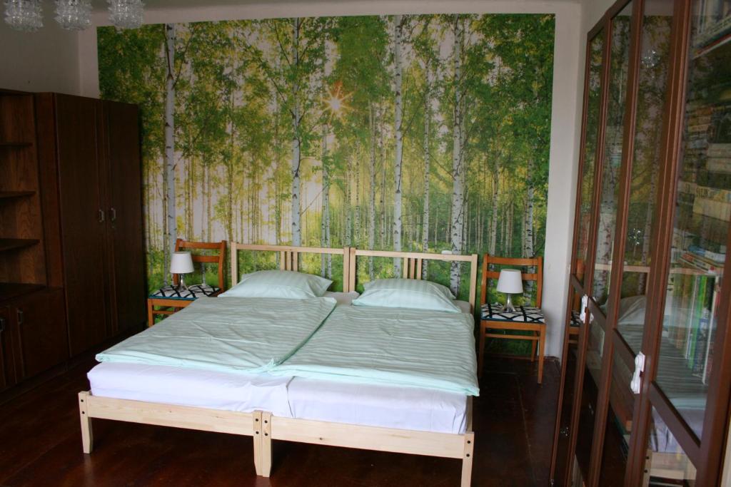 Mcely的住宿－Vejminek U Drahušky Mcely，一间卧室配有一张壁画床