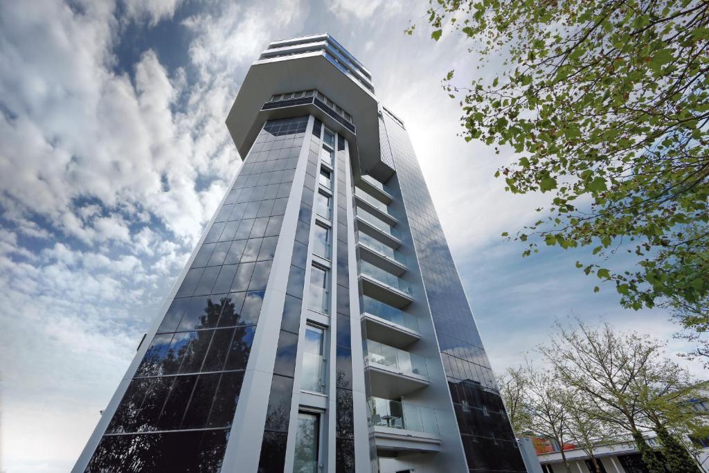 ラドルフツェル・アム・ボーデンゼーにあるaquaTurm Hotel & Energieの背景高いガラス張りの建物