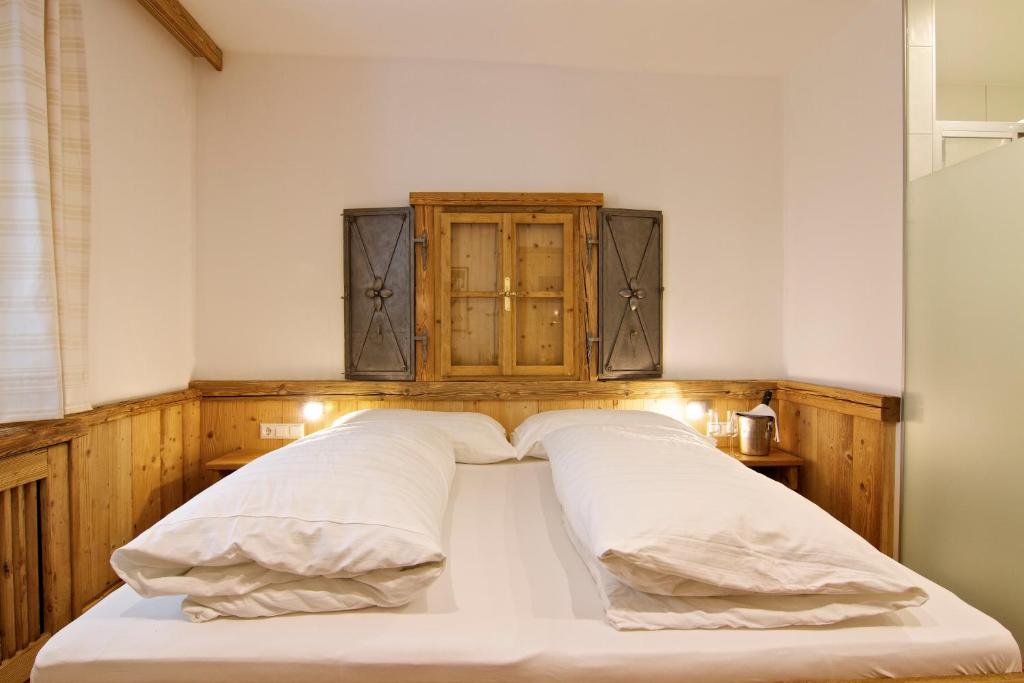 A bed or beds in a room at Gasthof Post