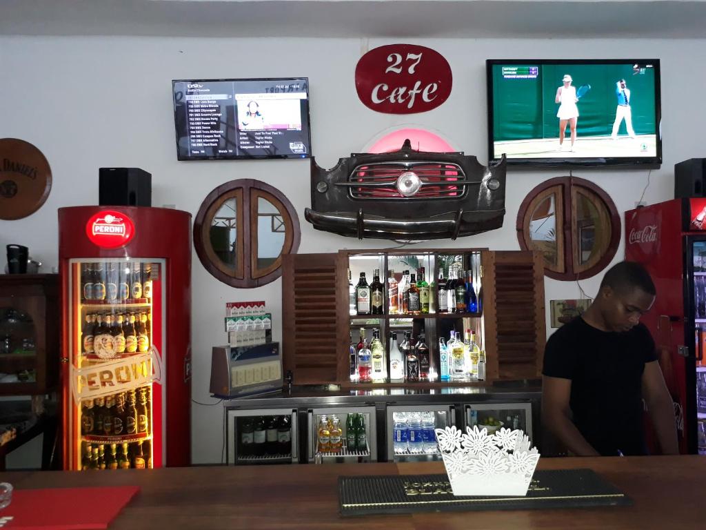 Lounge nebo bar v ubytování 27 Cafe Zanzibar Airport Hotel