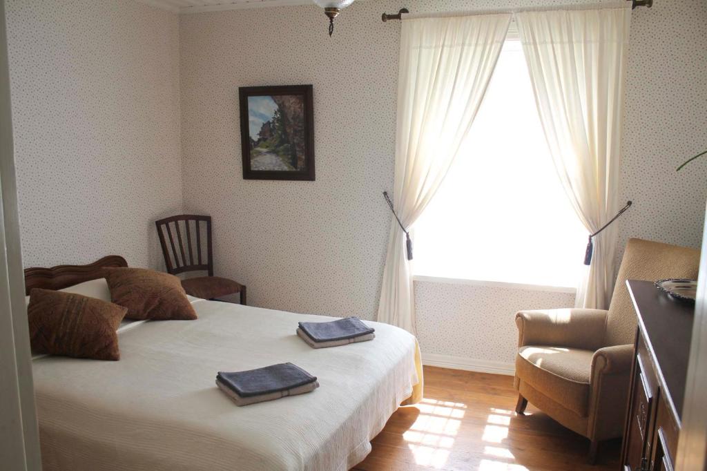- une chambre avec un lit et 2 serviettes dans l'établissement The Guest Apartment, à Viljandi