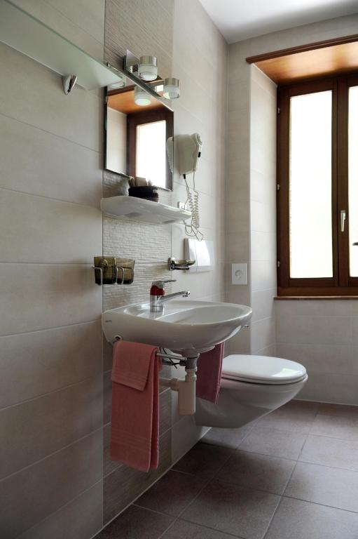 un bagno con lavandino e WC di La Dent-du-Midi Hôtel & Restaurant a Saint-Maurice