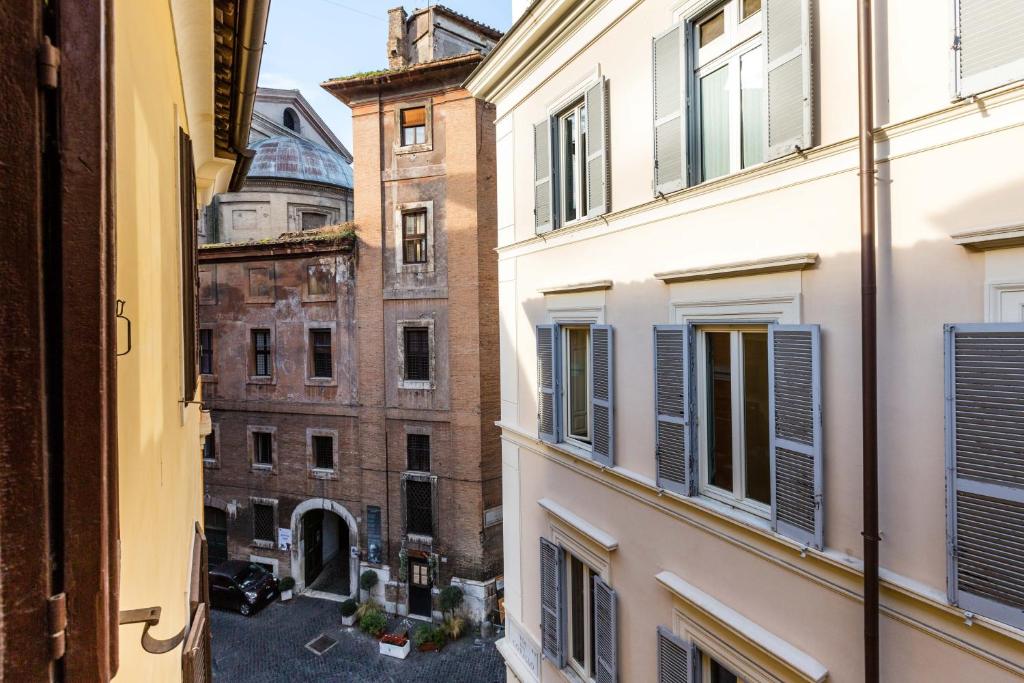 罗马Navona Bernini Lodge的从大楼之间的小巷窗户上可欣赏到风景
