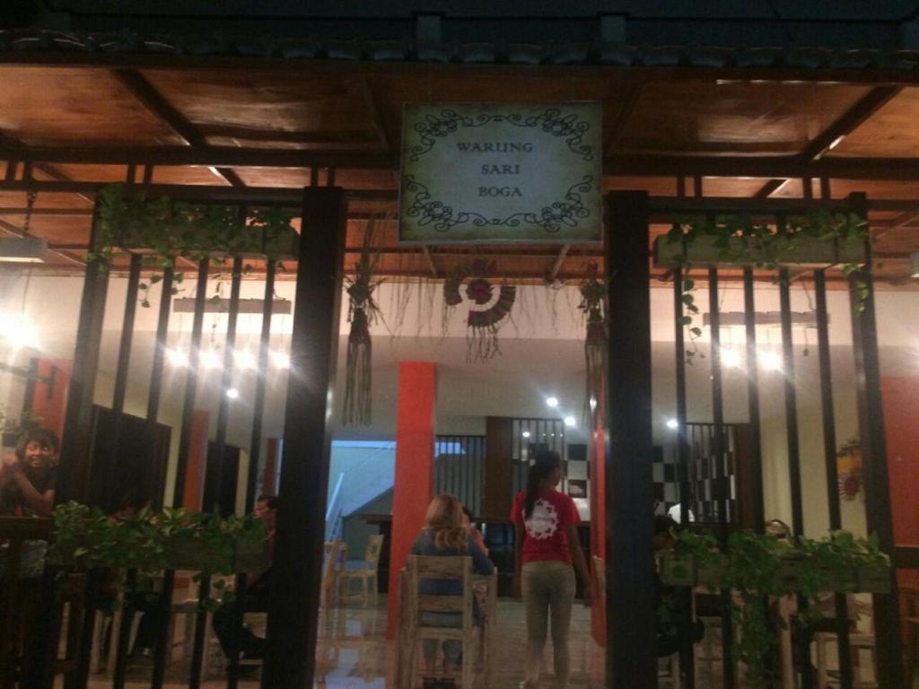 uma pessoa a entrar pela entrada de um restaurante em Sari Room Bed & Breakfast em Nusa Dua