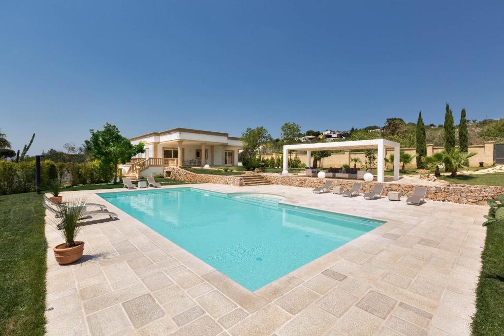 - une piscine dans l'arrière-cour d'une maison dans l'établissement Villa Loran by BarbarHouse, à Parabita