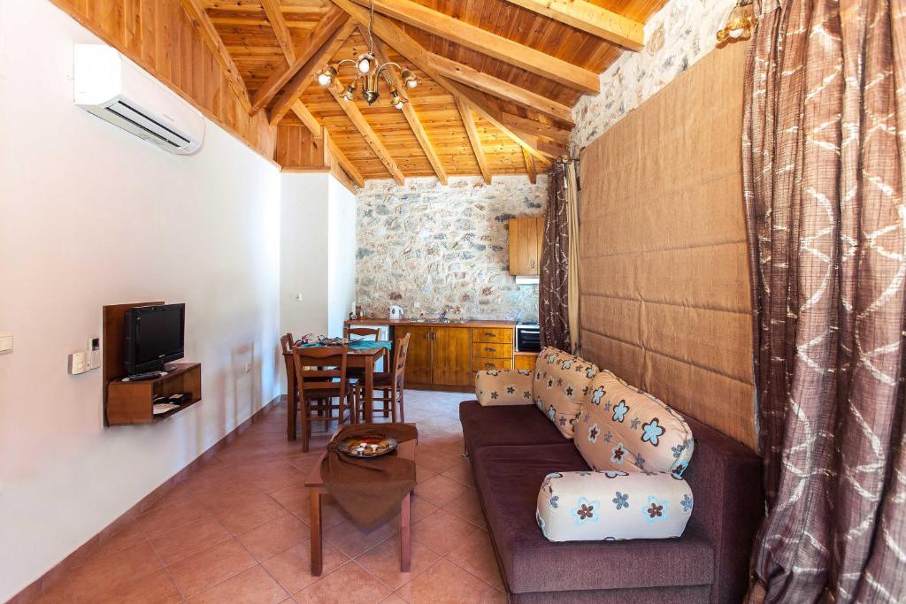 ein Wohnzimmer mit einem Sofa und einem Tisch in der Unterkunft Anigraia in Paralio Astros