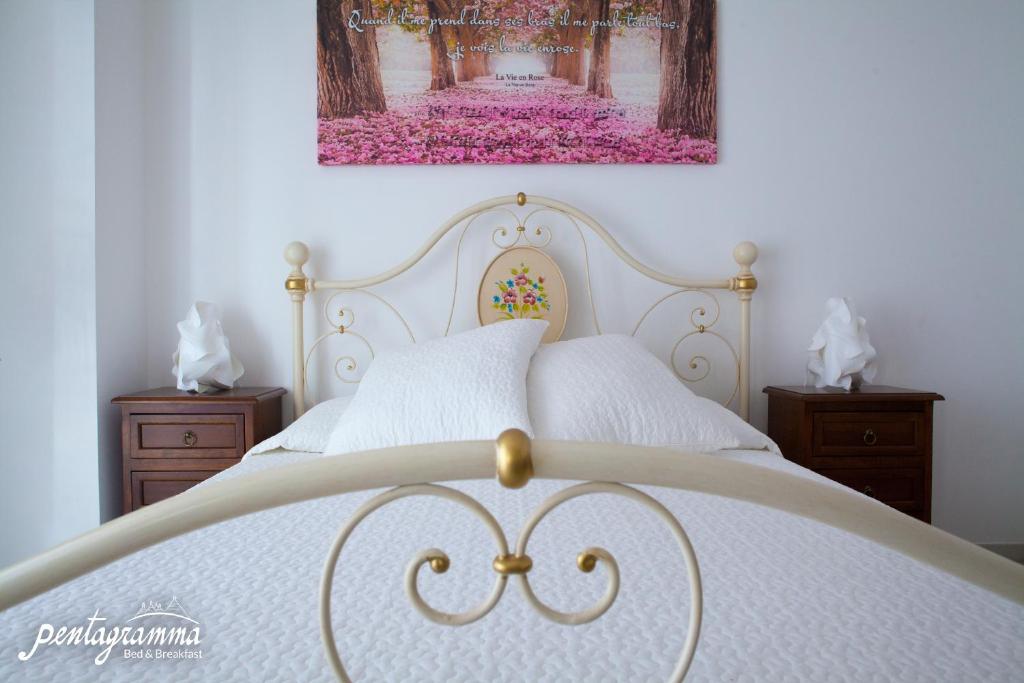 A bed or beds in a room at Il Pentagramma