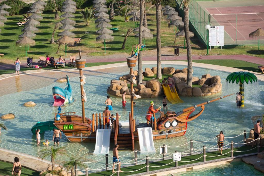 um parque aquático com um navio pirata na água em Evenia Zoraida Garden em Roquetas de Mar