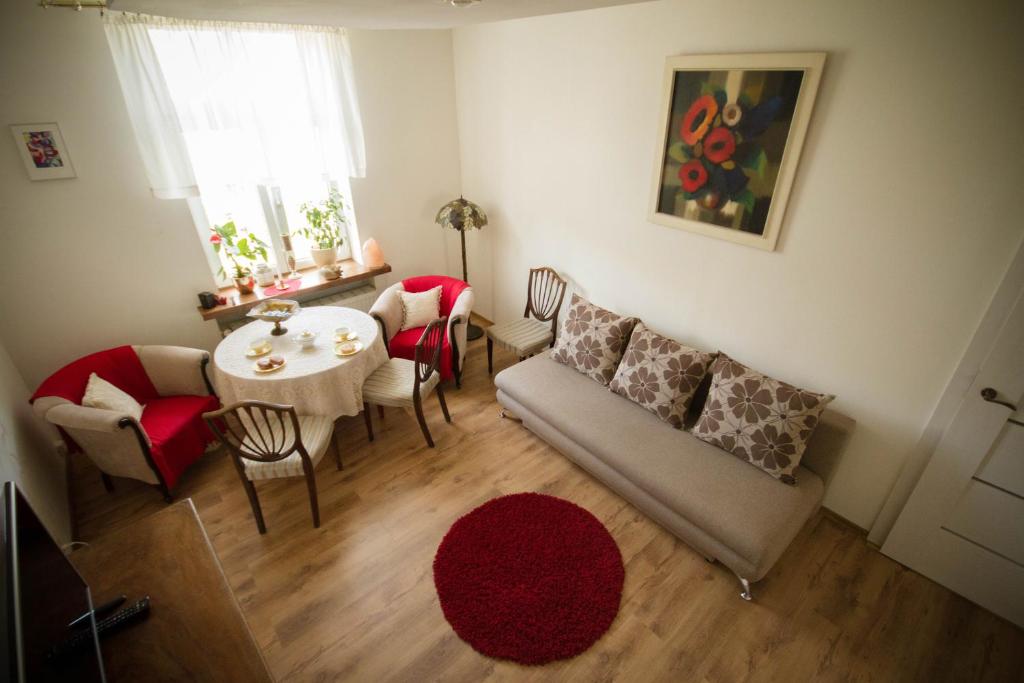 salon z kanapą, stołem i krzesłami w obiekcie Przyjazne mieszkanie na Starym Miescie w Gnieźnie