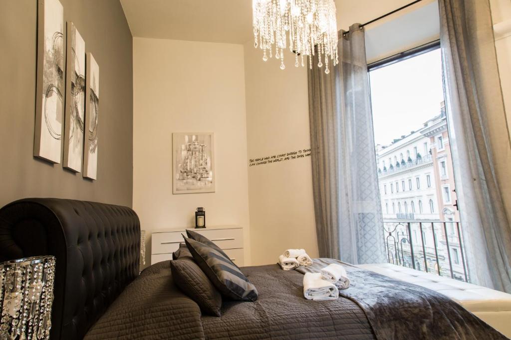 1 dormitorio con cama y ventana en Nazionale 221 Luxury Home, en Roma