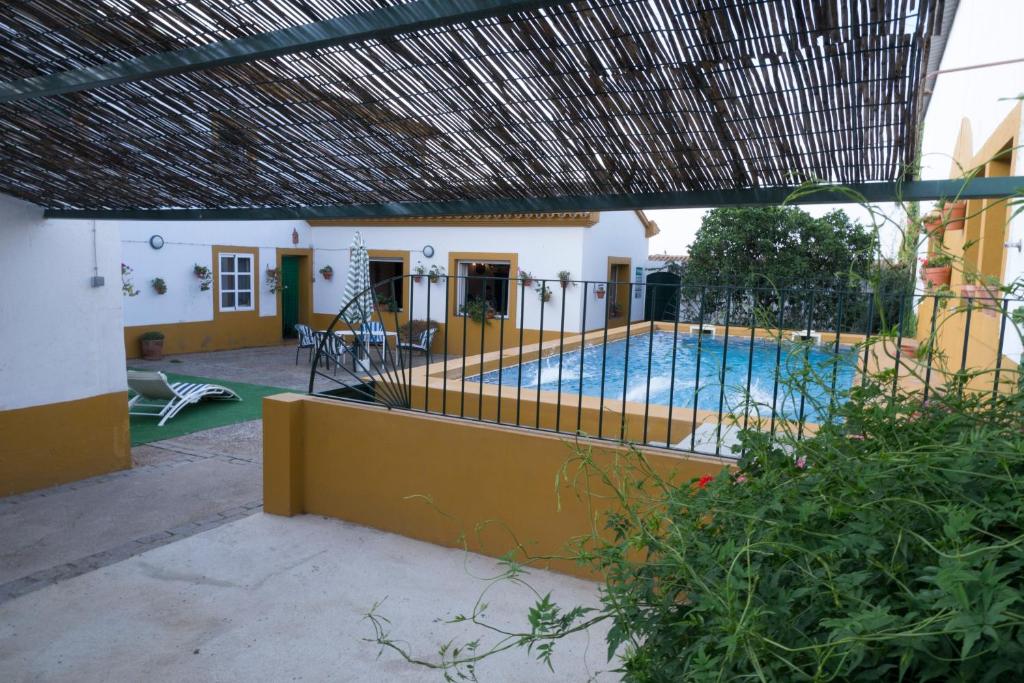 Utsikt över poolen vid Casa Rural Dehesa de Solana eller i närheten