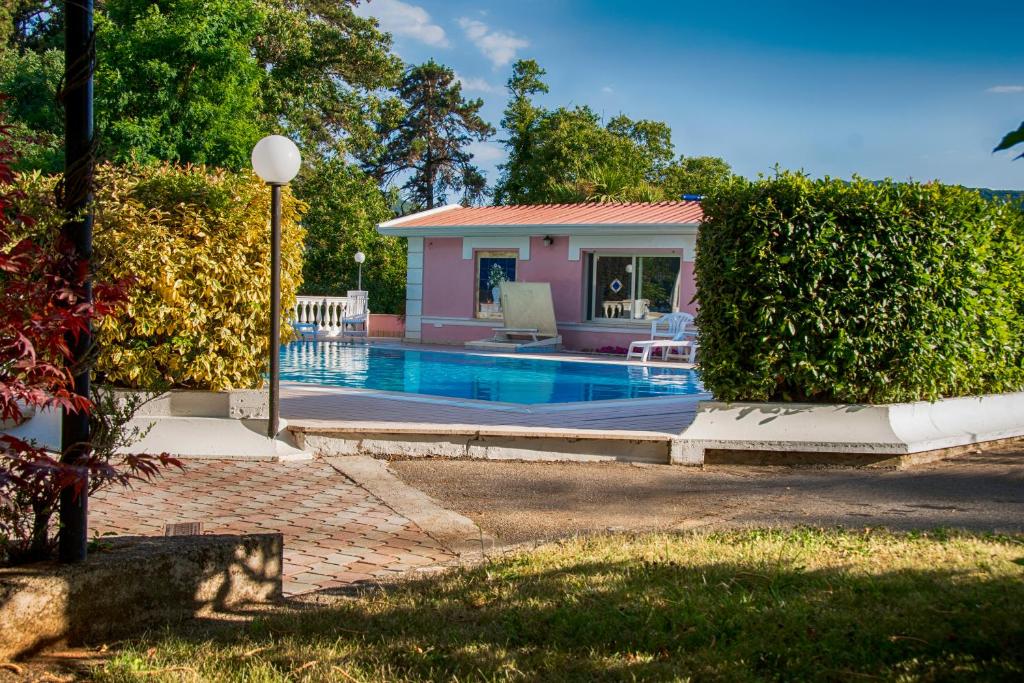 Bazén v ubytování Hotel Gioia Garden nebo v jeho okolí