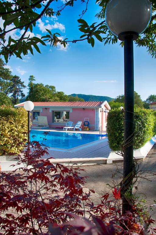 Bazén v ubytování Hotel Gioia Garden nebo v jeho okolí
