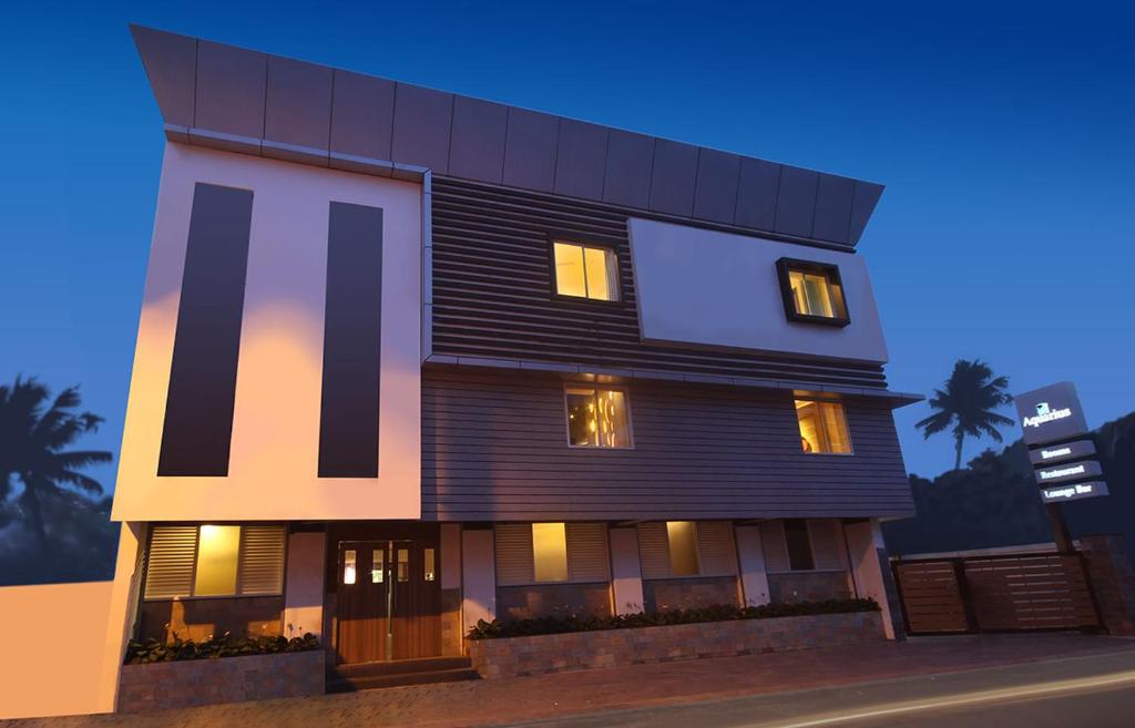 a rendering of a house with lights on w obiekcie Hotel Aquarius w mieście Vaikom