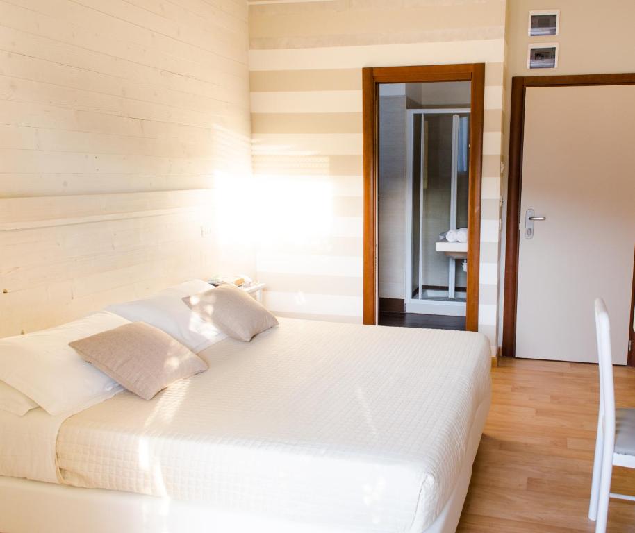 Postel nebo postele na pokoji v ubytování Mona Lisa Hotel