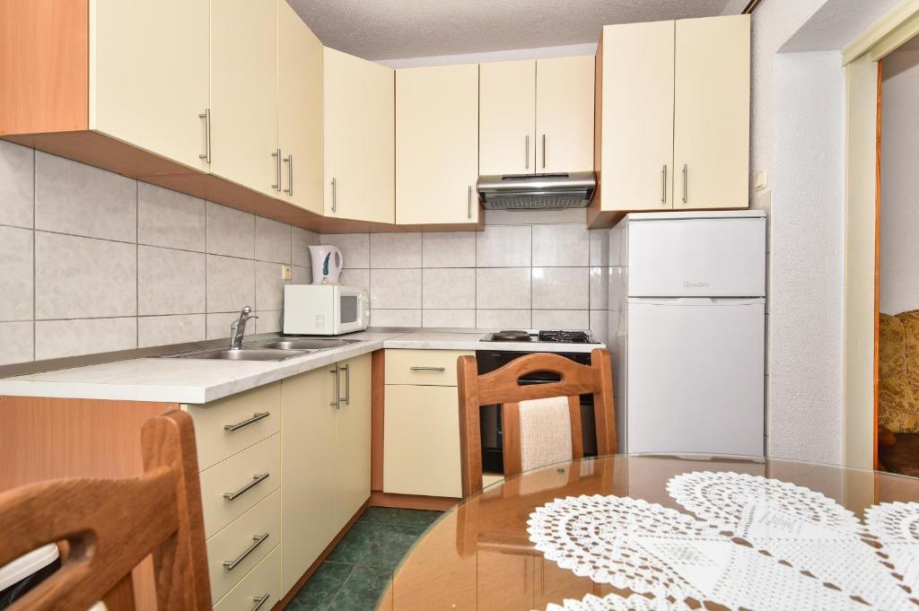 Kuchyň nebo kuchyňský kout v ubytování Apartments Vjeko