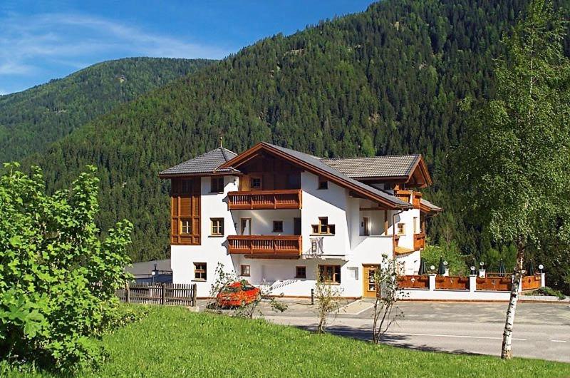 uma casa grande no meio de uma montanha em Hotel Seerast em Ultimo